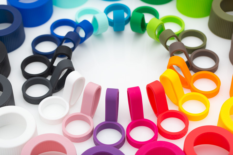 bunte Silikon Zusatzartikel fuer Trinkfalsche myNizza im Kreis angeordnet