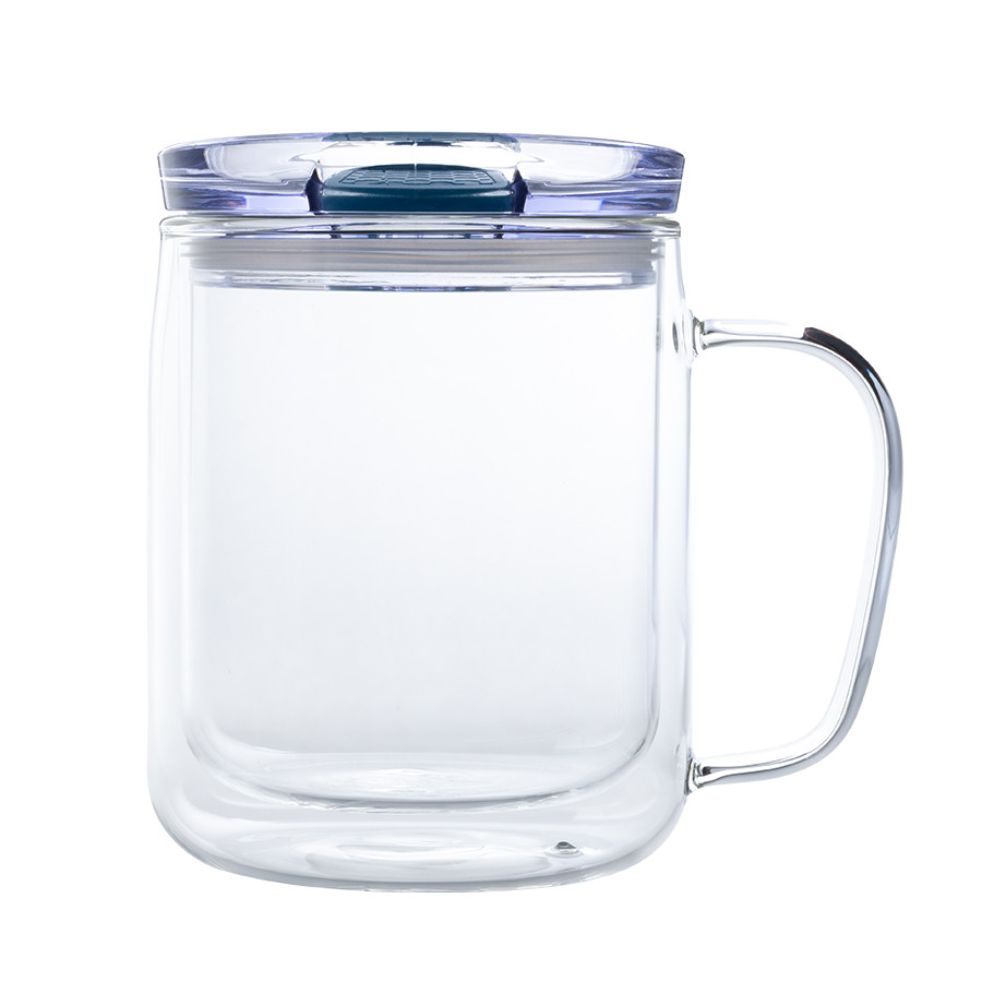 Doppelwandiger Glasbecher mit Deckel und Slider Doppelwandiger Glasbecher mit Henkel, transparentem Deckel und farbigem Slider auf weißem Hintergrund.