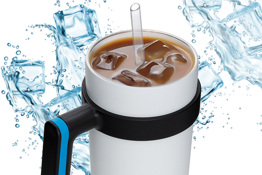 myOrinoco mit kaltem Getraenk Eiskaffee in geöffnetem Thermobecher mit Strohhalm