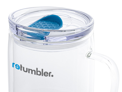 Doppelwandiger retumbler Glasbecher mit Deckel Detailansicht eines doppelwandigen Glasbechers mit Henkel, transparentem Deckel und blauem Verschluss, mit retumbler Logo auf weißem Hintergrund.