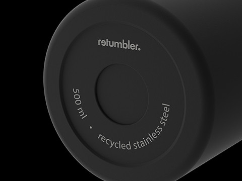 Onderzijde van een zwarte drinkfles met het “retumbler.”‑logo en de tekst “500 ml – recycled stainless steel”.