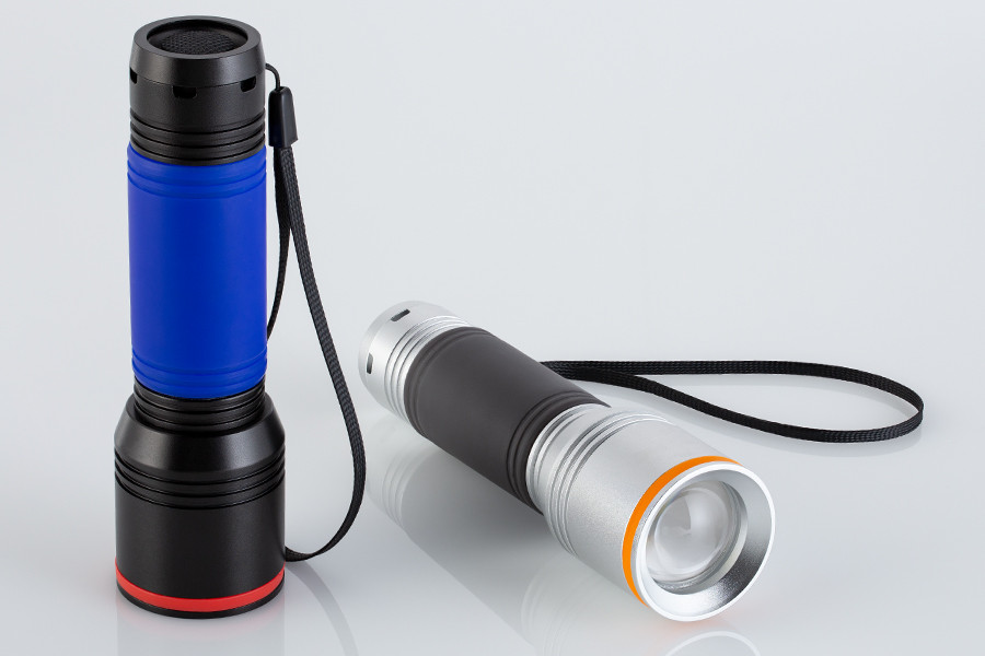 schwarze und silberne Taschenlampen myFlash mit farbigen Sleeve und Ring