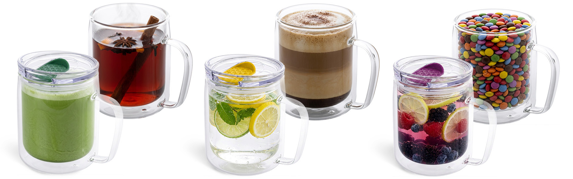 Doppelwandige Glasbecher vielseitig befüllt Sechs doppelwandige Glasbecher mit Henkel, gefüllt mit verschiedenen Getränken und Snacks – Matcha, Tee, Kaffee, Wasser mit Zitrone, Infused Water mit Beeren und bunten Süßigkeiten – auf weißem Hintergrund.