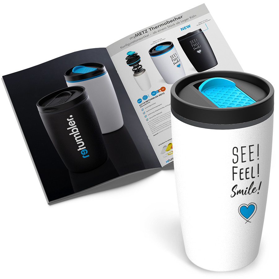 WeißWitte myMetz thermobeker met blauwe slider en gravure "SEE! FEEL! Smile!" naast geopende brochureer myMetz Thermobecher mit blauem Slider und Gravur „SEE! FEEL! Smile!“ neben geöffneter Produktbroschüre