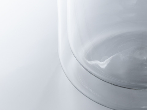 Doppelwandiger Glasbecher – Bodenansicht Detailansicht des Bodens eines doppelwandigen Glasbechers auf hellem Hintergrund.