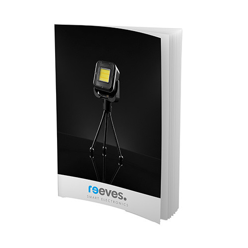 REEVES catalogus met werklamp op statief op de omslag, zwarte achtergrond