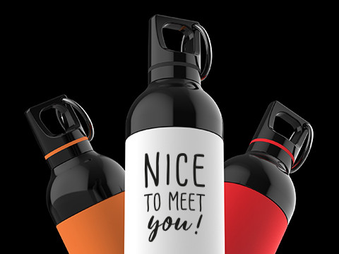 Drie moderne metalen drinkflessen, waarvan één met de tekst “Nice to meet you!”
