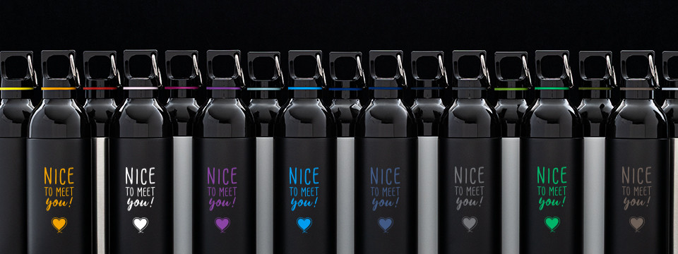 Rij zwarte drinkflessen met gekleurde accenten en de tekst “Nice to meet you!” in diverse kleuren.