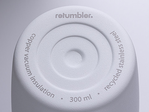 Onderkant van een witte myMetz thermobeker van RETUMBLER met reliëf en productinformatie