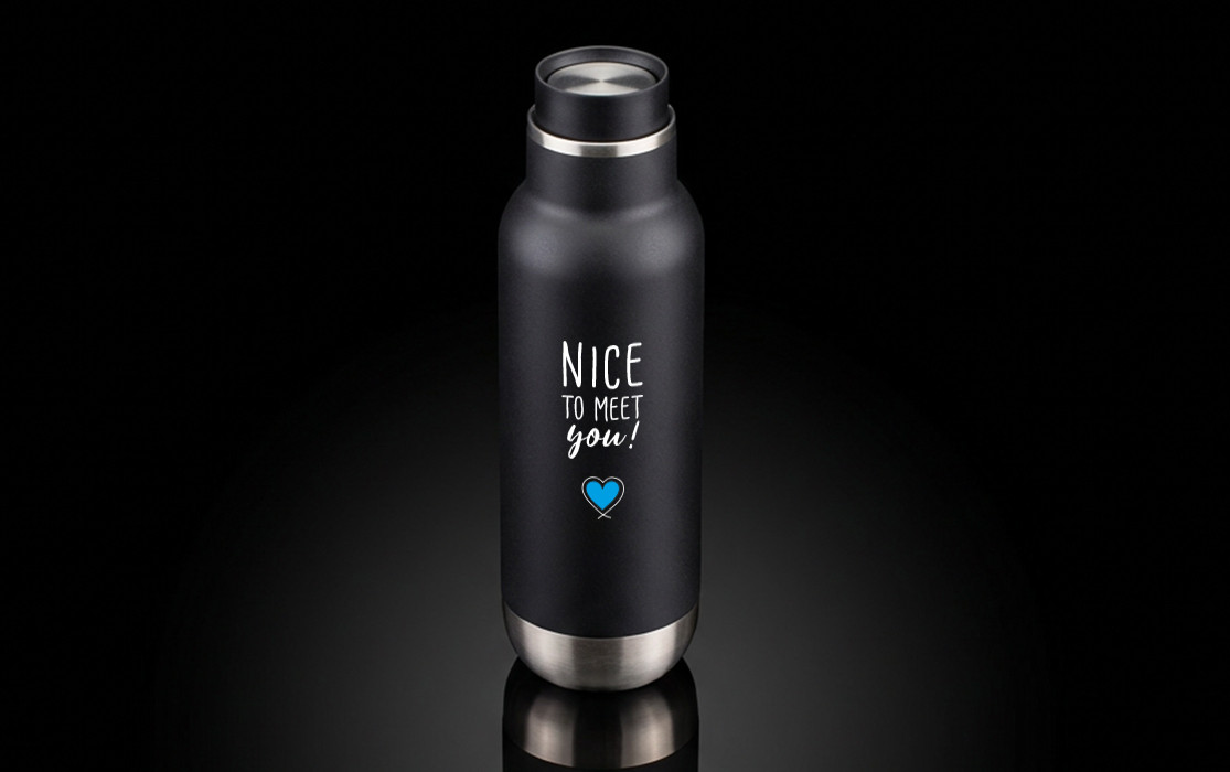 Black RETUMBLER-ORTADO CLICK thermal bottle with engraving "NICE TO MEET you!" and blue heart on a black background