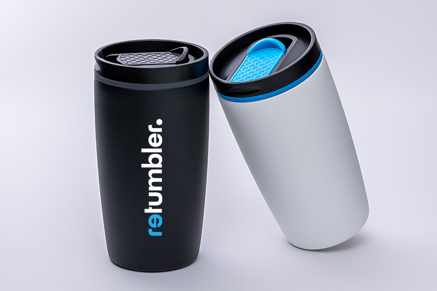 wei myMetz Thermobecher von RETUMBLER, einer in Schwarz und einer in Weiß, nebeneinander