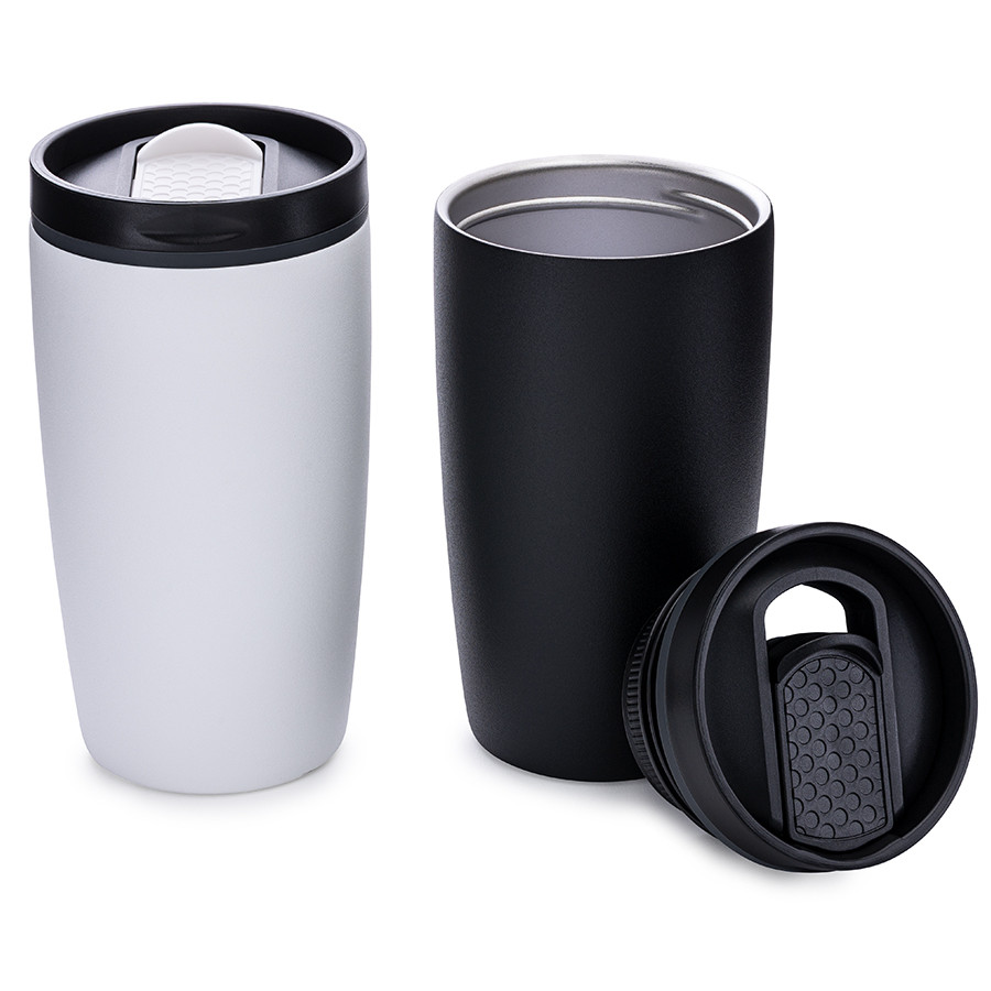 Twee myMetz thermobekers in wit en zwart, één met open deksel, één zonder deksel, op witte achtergrond