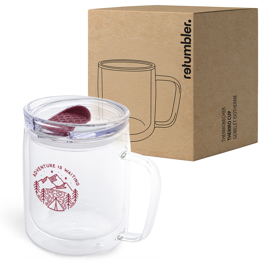 NIZZA doppelwandiges Glas mit Logo‑Druck und Kartonverpackung Doppelwandiger Glasbecher NIZZA mit Henkel und rotem Logo‑Druck vor einer bedruckten retumbler® Kartonverpackung.