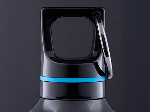 Close‑up van een zwarte flesdop met blauwe ring en metalen lus.
