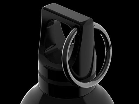 Close‑up van een zwarte flesdop met een stevige metalen ring.