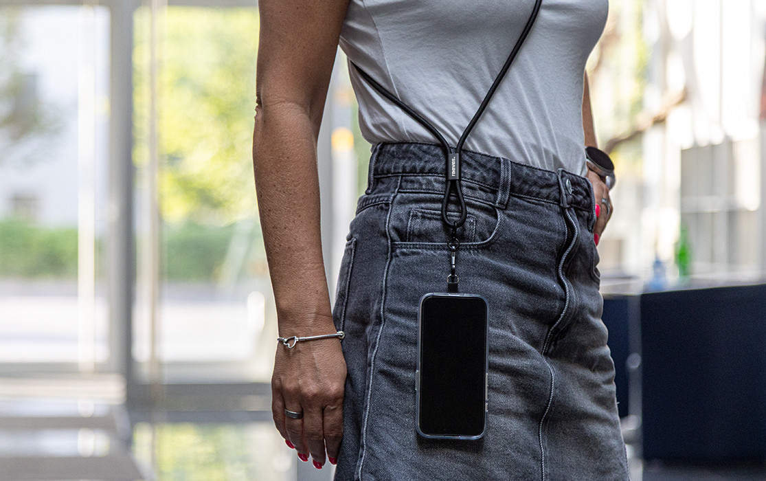 REEVES-SMARTYARD charging cable as a lanyard, holding a smartphone at a person's hip