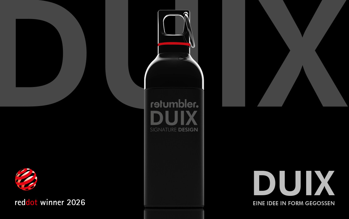Drei moderne Trinkflaschen aus Metall, vorne eine rote Flasche mit dem Schriftzug „retumbler.“