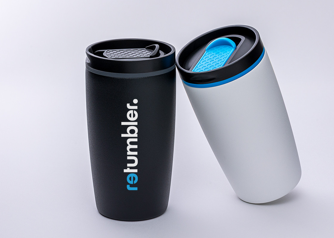 Twee myMetz thermobekers van RETUMBLER, één zwart, één wit, op lichte achtergrond