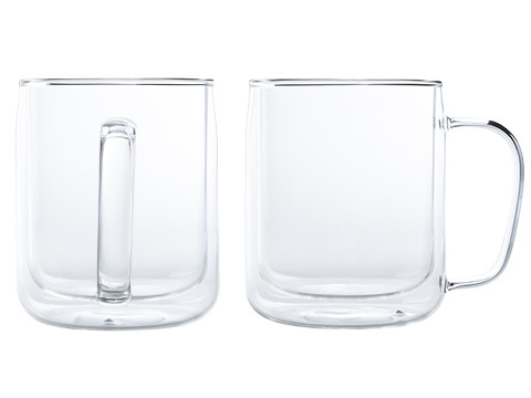 Doppelwandige Glasbecher mit Henkel Zwei doppelwandige Glasbecher mit Henkel, einmal in Frontansicht und einmal in Seitenansicht, auf weißem Hintergrund.